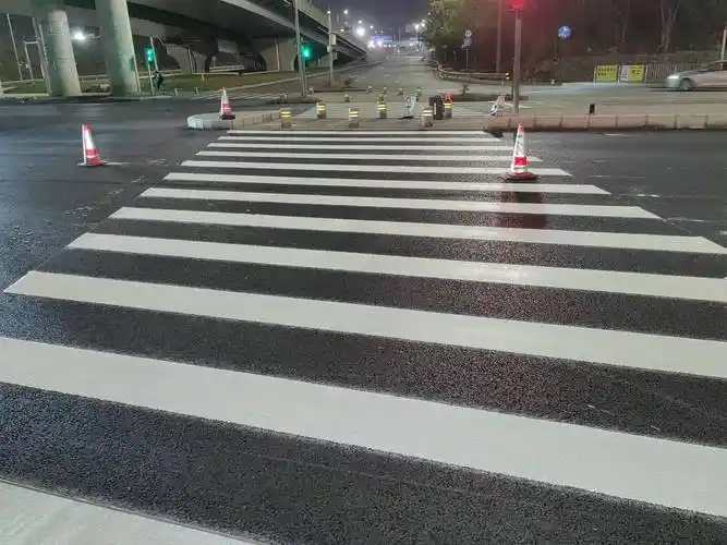 2023年4月,深圳龙岗区斑马线位置施划新一代抗滑标线.