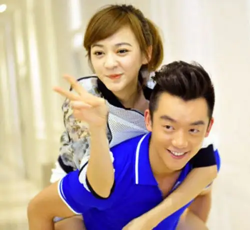 郑恺与女星的拍照姿势网友好羡慕最后一位