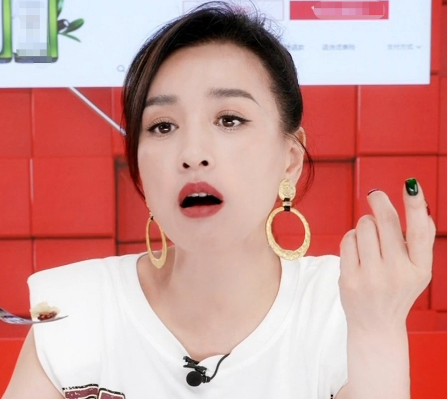 原创明星直播滤镜太强张庭酒窝消失曹颖痣都快没了生图曝光尴尬