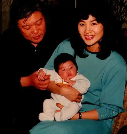 凤飞飞去世10年儿子分享全家福悼念自曝小时候总被妈妈追着打