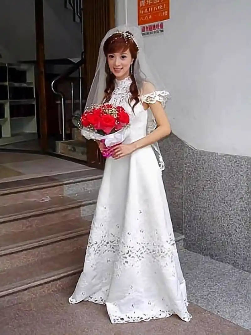 年轻时的金巧巧有着一张俏丽的脸庞和完美的身材