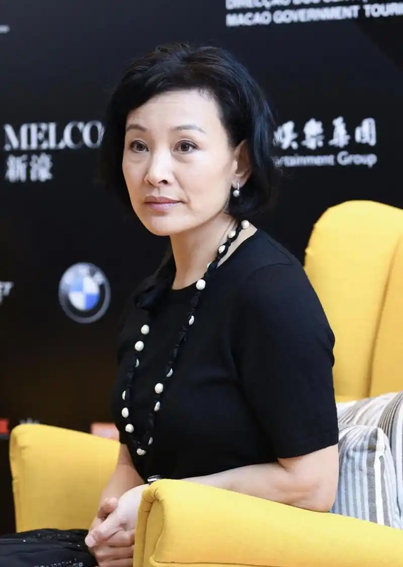 陈冲气场十足,波波头短发搭配黑色短袖简约优雅,高级大方