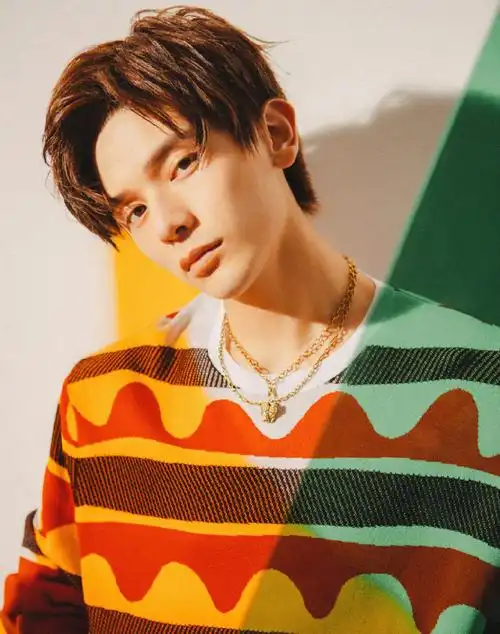 原名牛旭东,1998年2月26日出生于陕西省西安市,中国内地流行乐男歌手