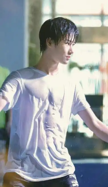 张真源的腹肌可不是面团捏的|张真源|范丞丞_新浪新闻