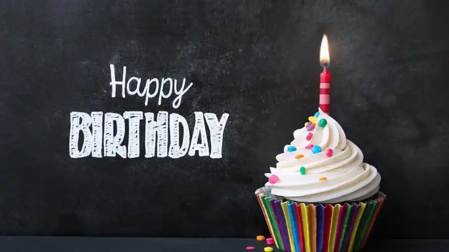 生日快乐,一个蛋糕,蜡烛,火焰,五颜六色的糖果 4k