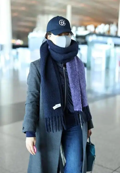 陈数现身北京机场拼色围巾氛围感十足