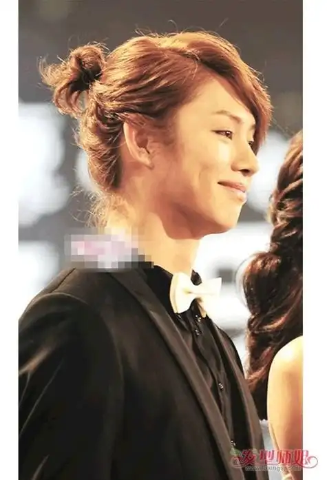 青年男生长发扎辫子就这么拽 带你扎出男生帅酷小辫子发型-图6