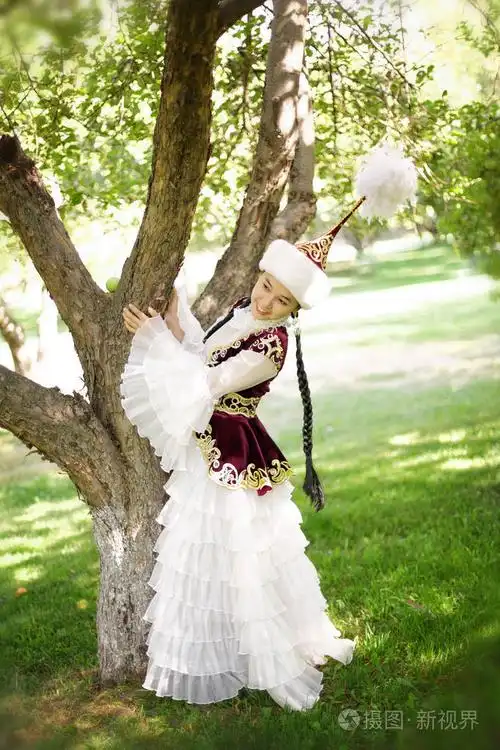 身着民族服装的哈萨克美女