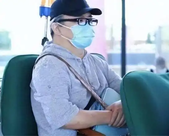 刘欢近况曝光嗜酒如命患上不死癌症14年如今一头白发