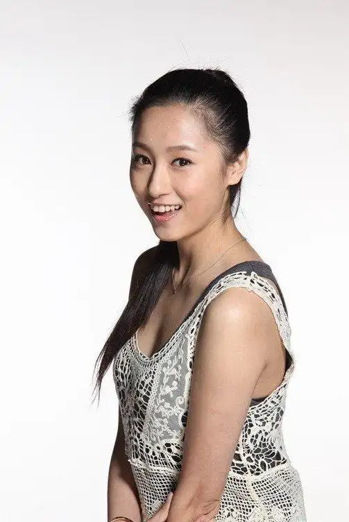 艾佳妮曾出演《爱情公寓4》中饰演张伟喜欢的女孩子薇薇