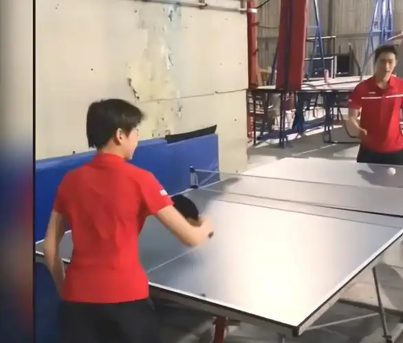 太欢乐全红婵庆祝打乒乓球战王宗源得分网友请教樊振东了