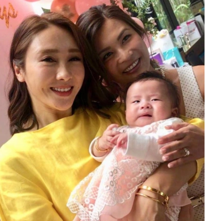 黎姿晒与仨女儿合影,犹如四姐妹,孩子入读最贵私校学习中华文化