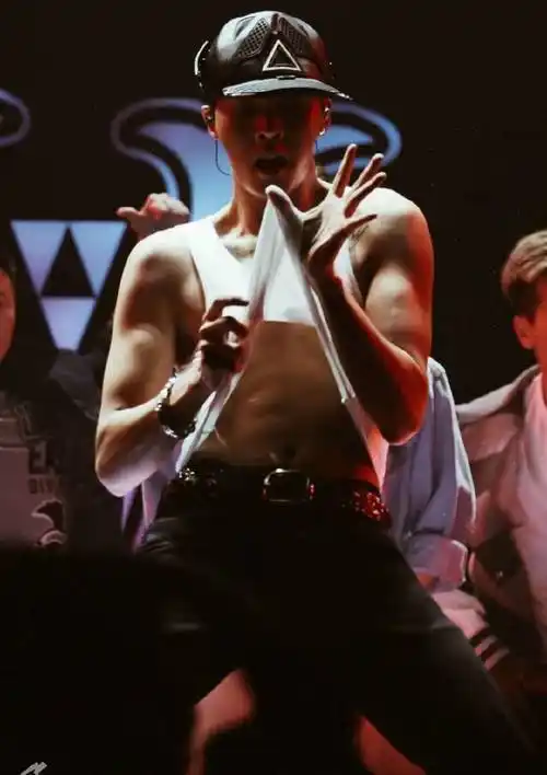 陈伟霆半裸健身秀肌肉,舞台上炫肌晒腹,生活中挥汗如雨