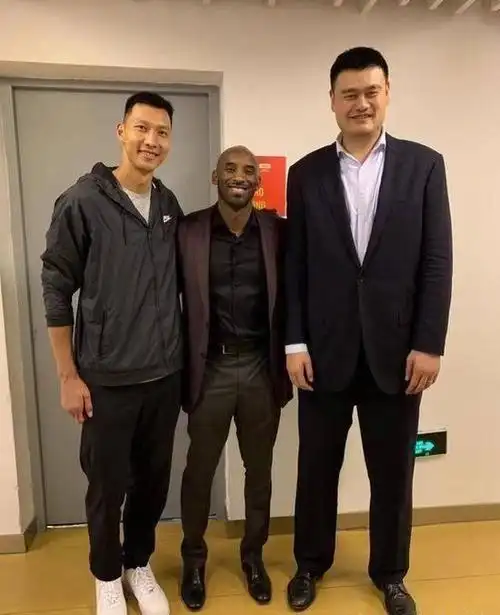 科比在今年中国篮球世界杯的抽签仪式现场和姚明易建联合照,让科比1米