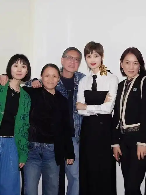 龙丹妮说终于没人喊倒闭了#李宇春广州演唱会talking环节cue到:"蔚哪