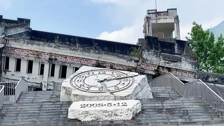 2008年汶川大地震,映秀镇漩口中学遗址,钟表永远停在了14时28分04秒