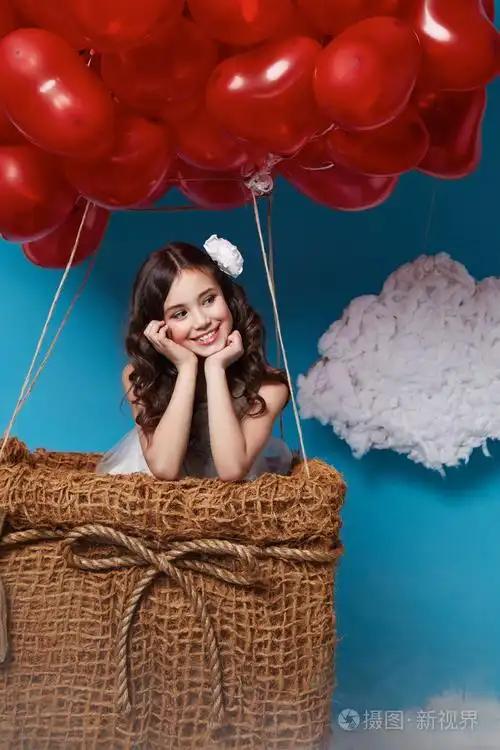 小可爱的女孩,在红色的心形气球情人节飞