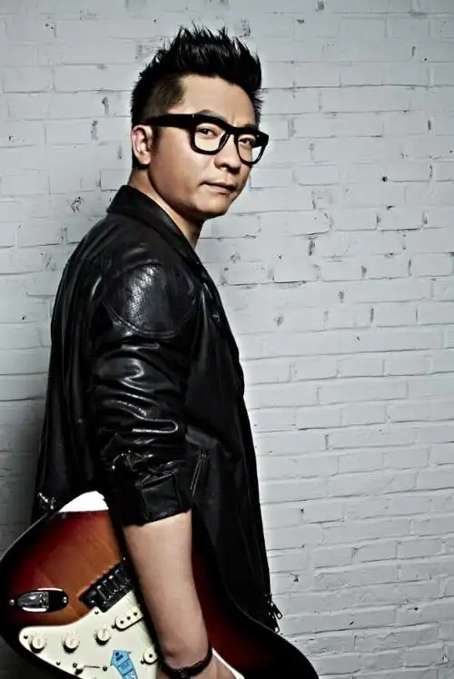 汤潮作为青爱工程爱心大使,参与公益活动