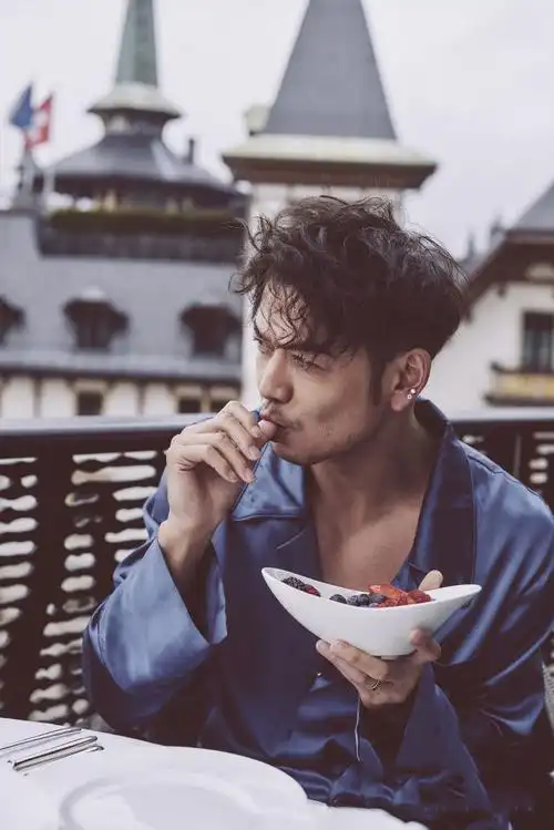 简介:杨烁《时尚芭莎》图片:漫步早苏黎世的魅力男神,分享一组杨烁