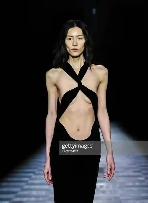 刘雯国际秀场穿十字露体抹胸,瘦脱相,腰部无赘肉,身材一览无余_表姐