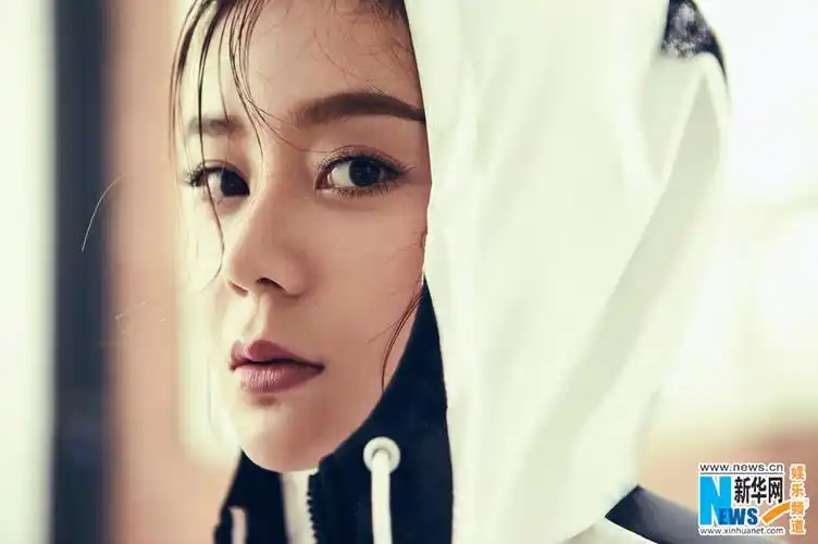 袁姗姗运动风大片曝光 凌厉气场极具魅力