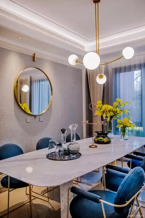 以下是一个114平方米轻奢风格客厅的设计方案,旨在营造舒适,奢华的