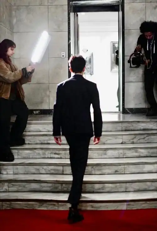 任嘉伦古装背影照##任嘉伦横店古装飘雪照