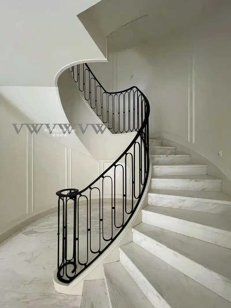 现代法式的铁艺栏杆完成.#别墅楼梯 #楼梯扶手