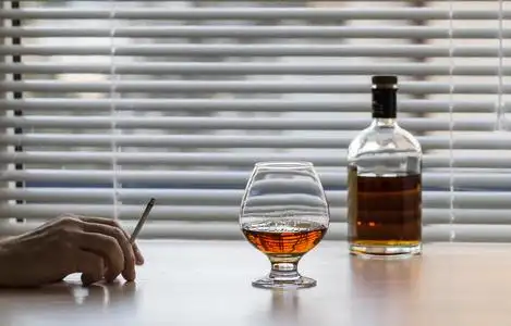 白兰地酒和香烟照片