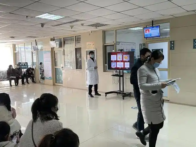 白内障手术应该如何选择人工晶体运城市眼科医院开展门诊眼健康教育