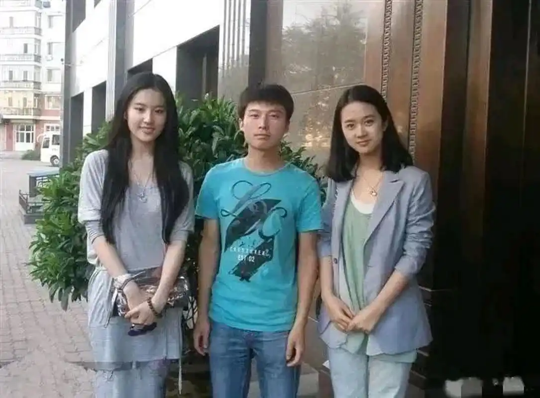 这是大学时期的刘亦菲,和她合照的这位男同学怕是怎么也想不到,那个