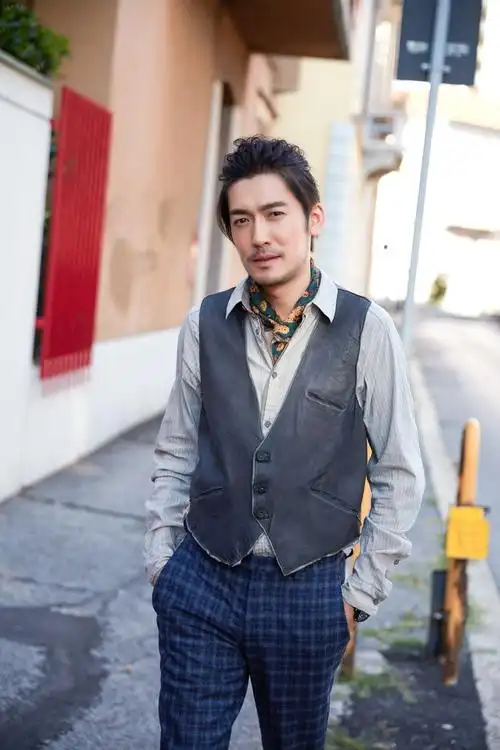 张博街头时尚写真曝光 混搭造型荷尔蒙爆棚