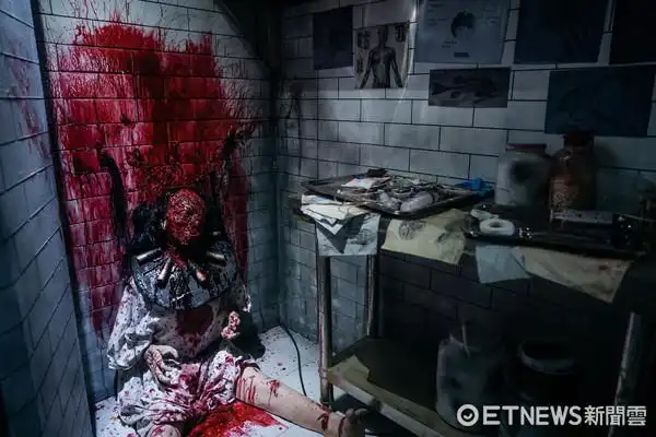 最恐怖设施!男大生鬼屋迷路遭「棺材夹死」 海洋公园急关闭