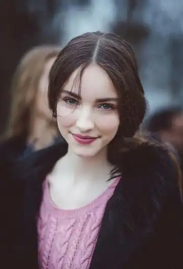 请把这张照片的背景人物给p掉,只留前面的这个女生,谢谢!