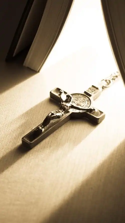 壁纸 书本,十字架,光 3840x2160 uhd 4k 高清壁纸, 图片, 照片