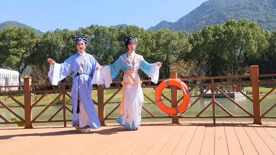 越剧《追鱼·观灯》(外景版)