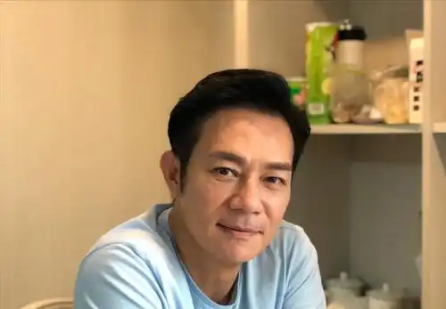 香港58岁不老男神庆祝结婚24周年,发表爱的宣言:百看不厌