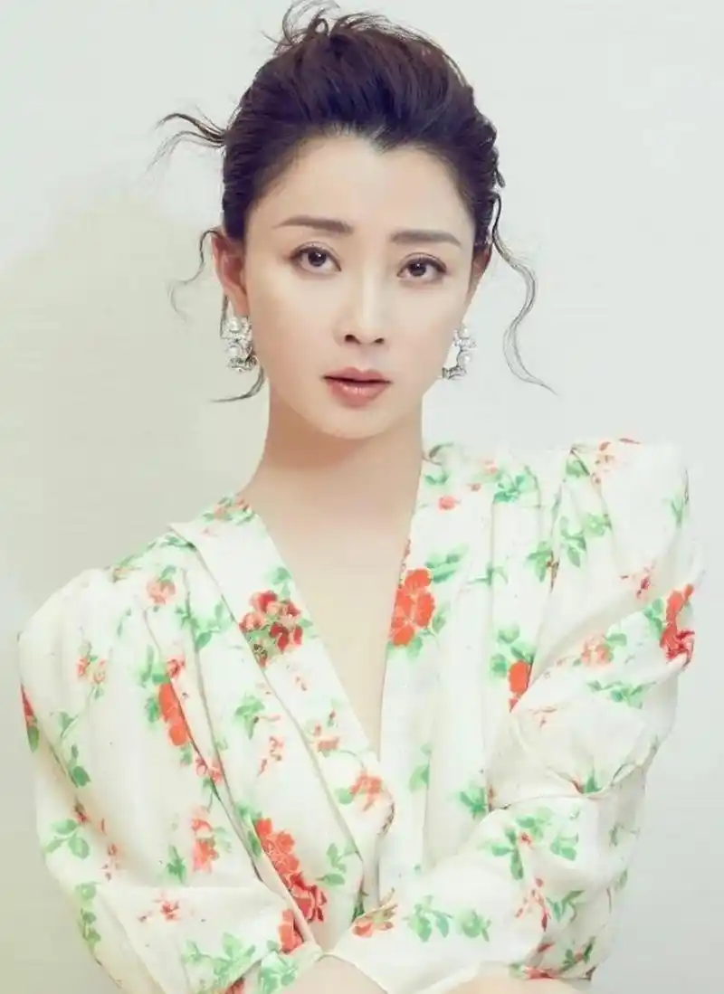 2002年,毕业于中国人民解放军艺术学院的殷桃正式踏入演艺圈