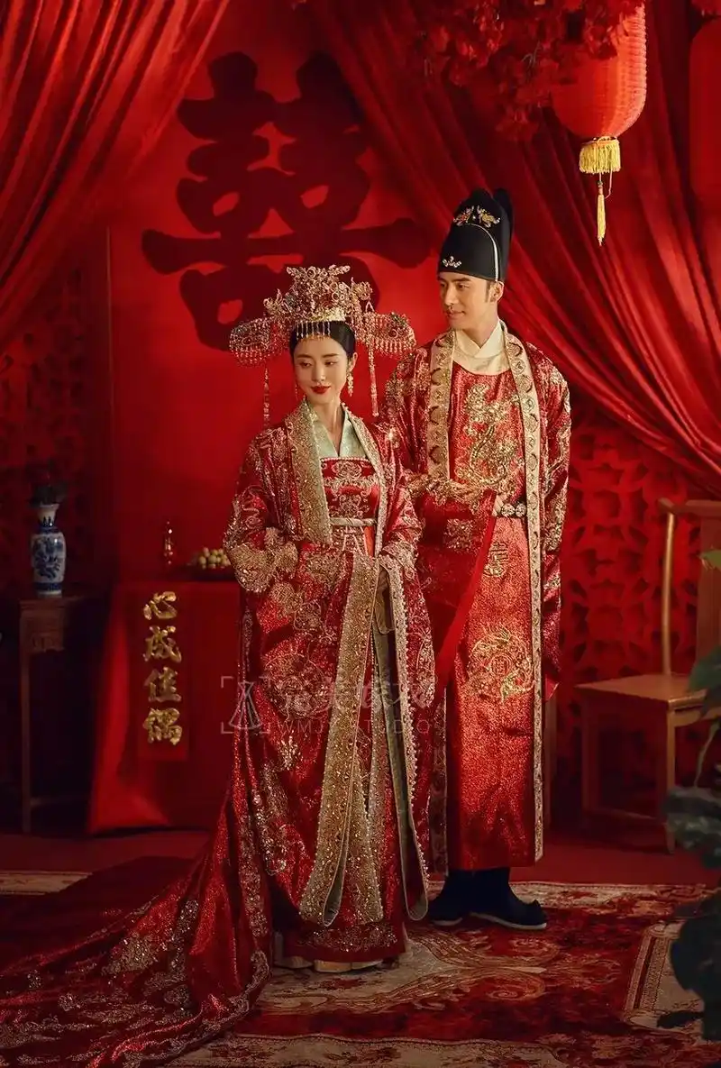 无法超越的中式浪漫#汉服婚纱照 #中式婚纱照 #国风合伙人  - 抖音