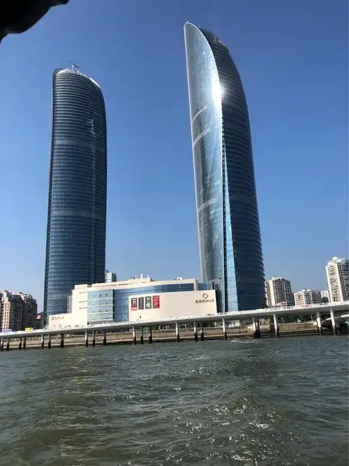 海上的厦门世茂双子塔