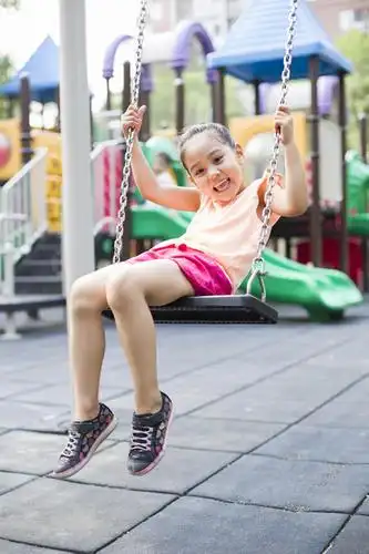 中国,亚洲,仅一个女性,仅一个人,握,摇摆,短裤,玩,注视,休闲装,小孩