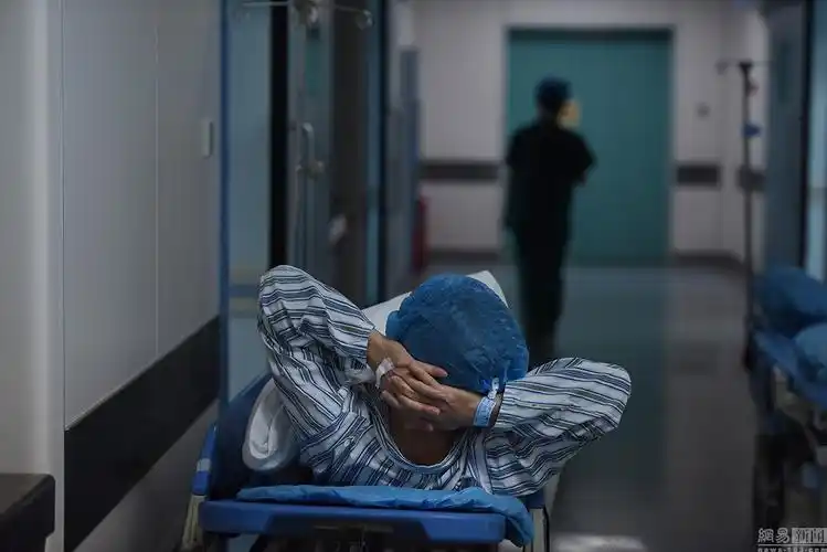 镜头记录手术室里的"绿衣人"