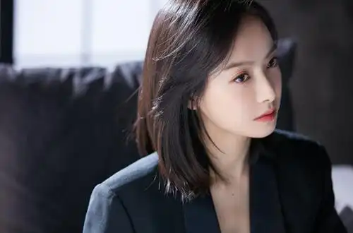 宋茜短发攻气十足,搭配黑西装服轻松随和,简直就是高雅女神