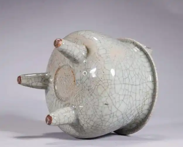 哥窑青釉双耳三足炉