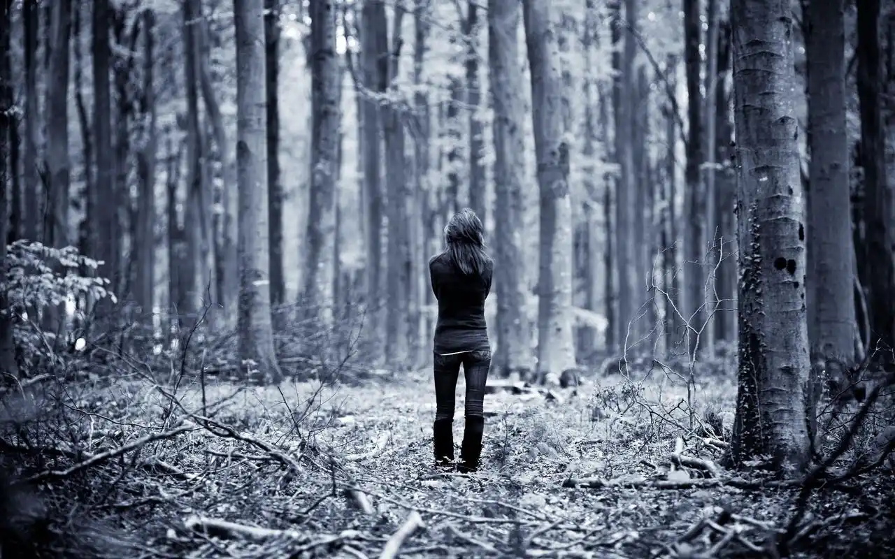 孤独的女孩凄美的背景桌面壁纸