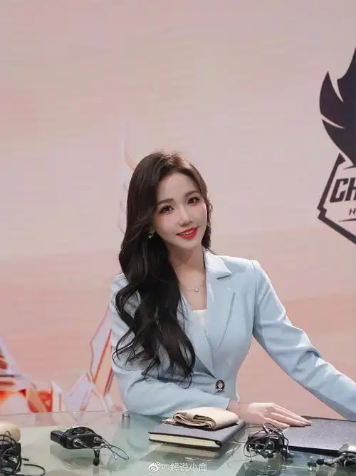 毕业于香港大学英语系,2017年还在上大三的她就已经进入kpl解说青训营