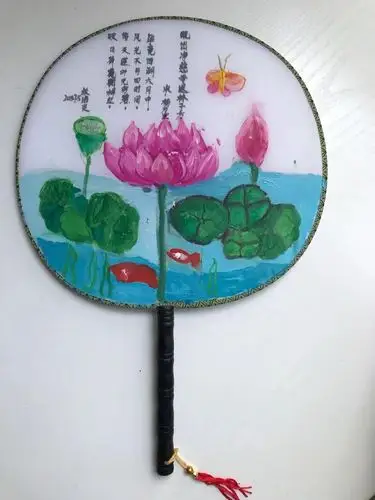 2018年7月16日在扇子上作画,虽然在张老师帮助下完成,远看还是美美哒!