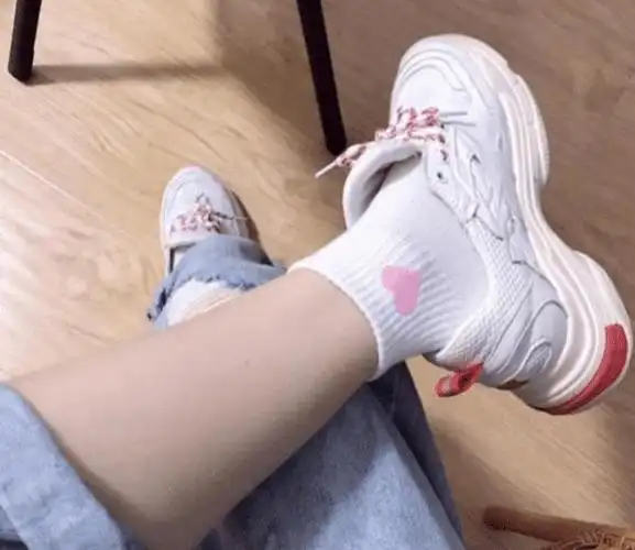 为什么感觉女生的白袜子能一直保持那么白?哈哈哈哈原来如此