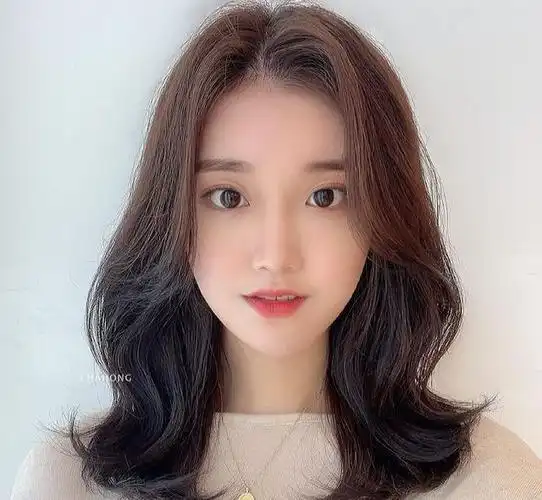 女发别再烫满头小卷发了太老气现在流行这几种显年轻的发型