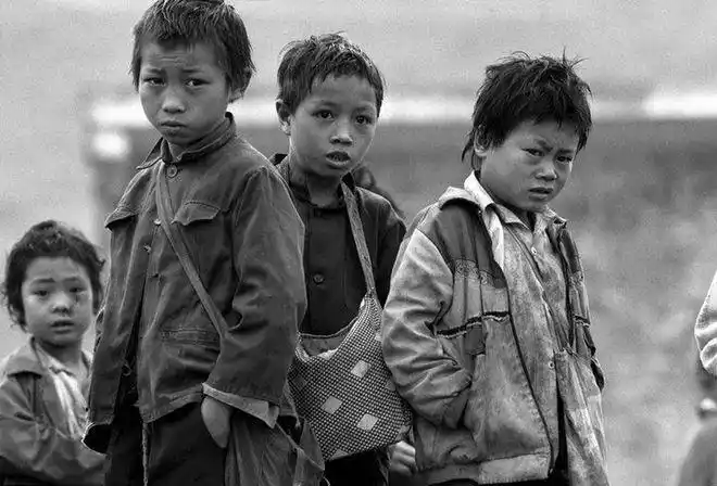 上世纪90年代贫困山区儿童照片条件艰苦眼睛充满对知识的渴望